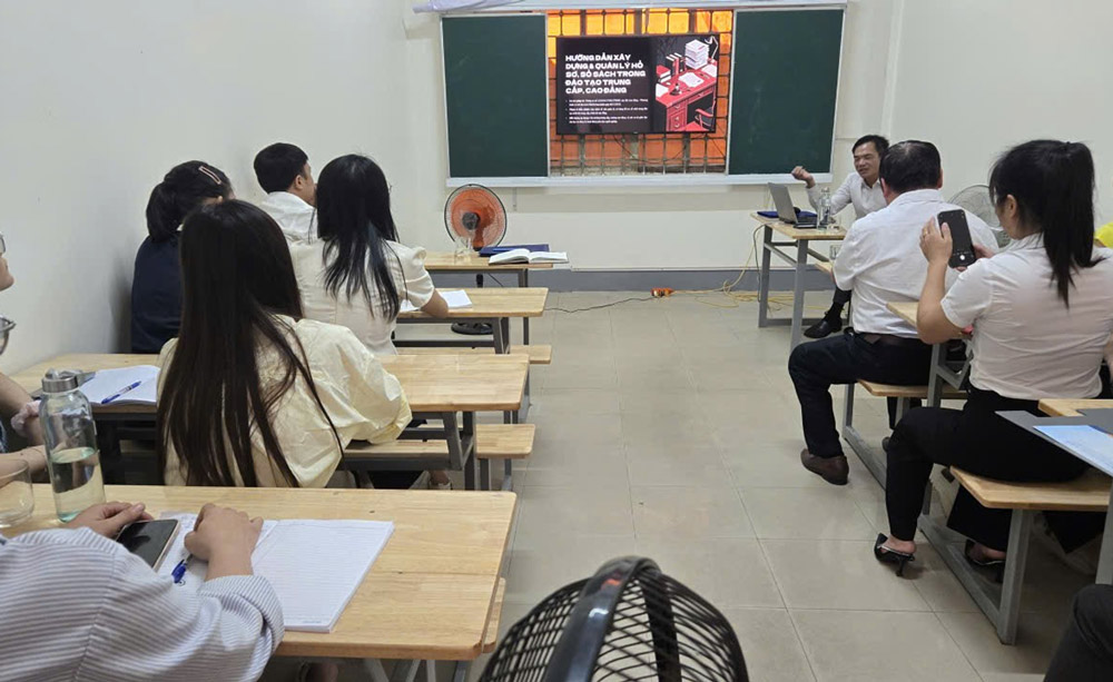 Trường Trung cấp Nguyễn Tất Thành tổ chức tập huấn công tác giáo dục nghề nghiệp năm 2025