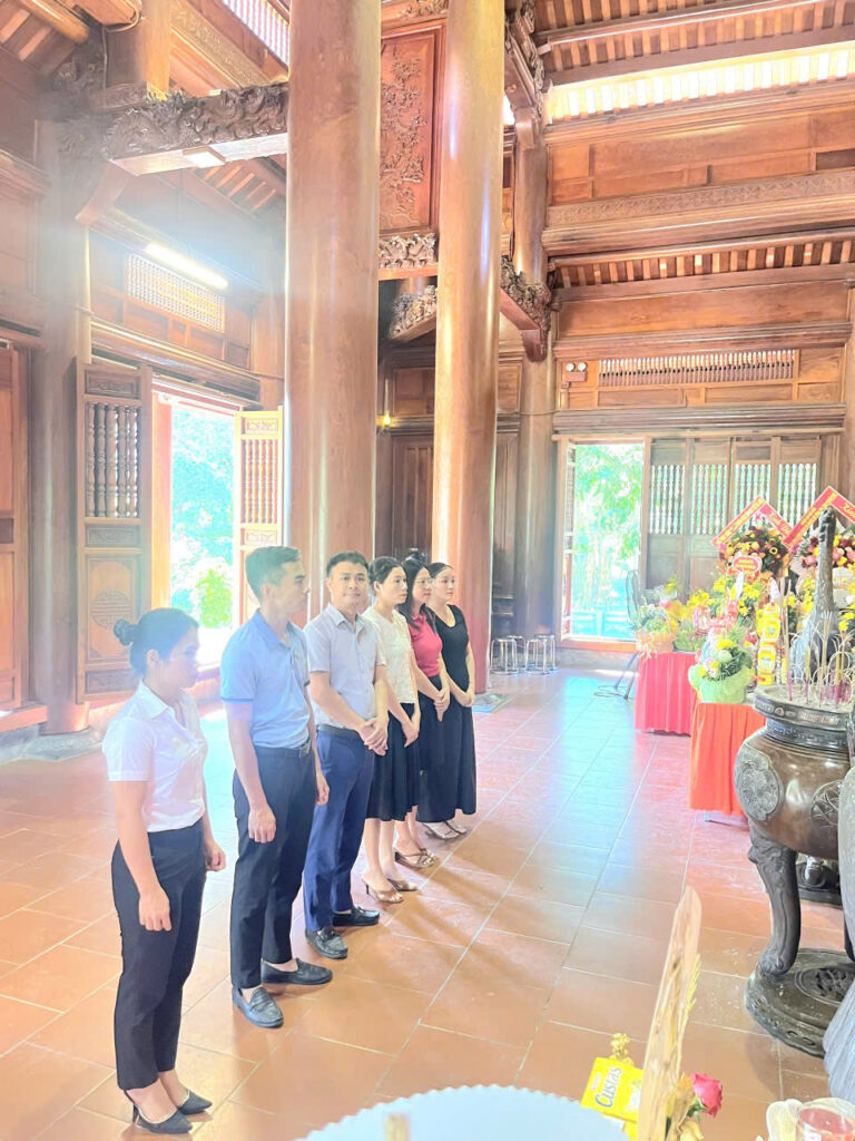 Dâng hương, dâng hoa tưởng niệm Bác Hồ kính yêu nhân lễ giỗ của Người