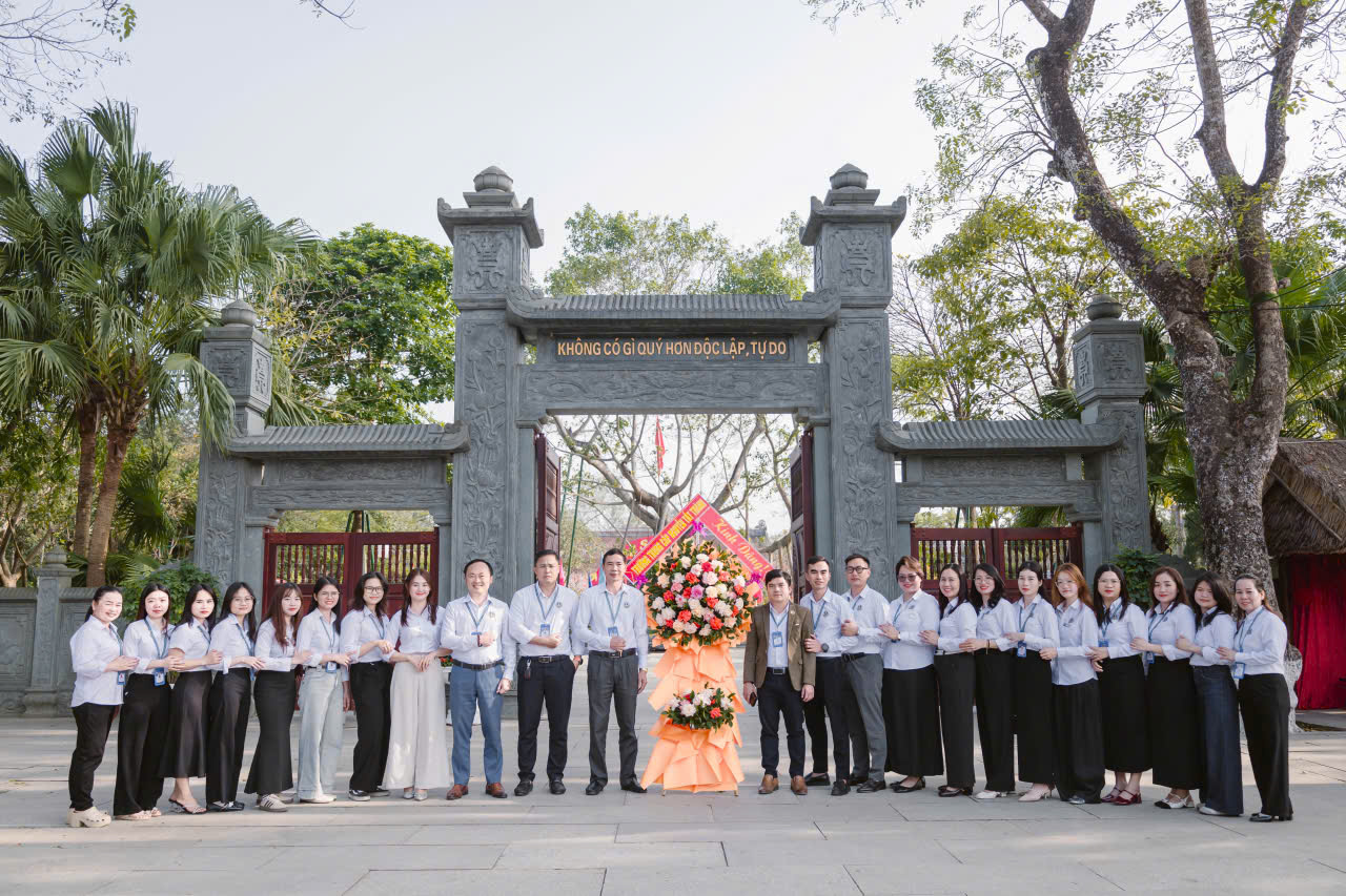 Trường Trung cấp Nguyễn Tất Thành thành kính dâng hương tưởng niệm Chủ tịch Hồ Chí Minh tại Khu di tích Kim Liên