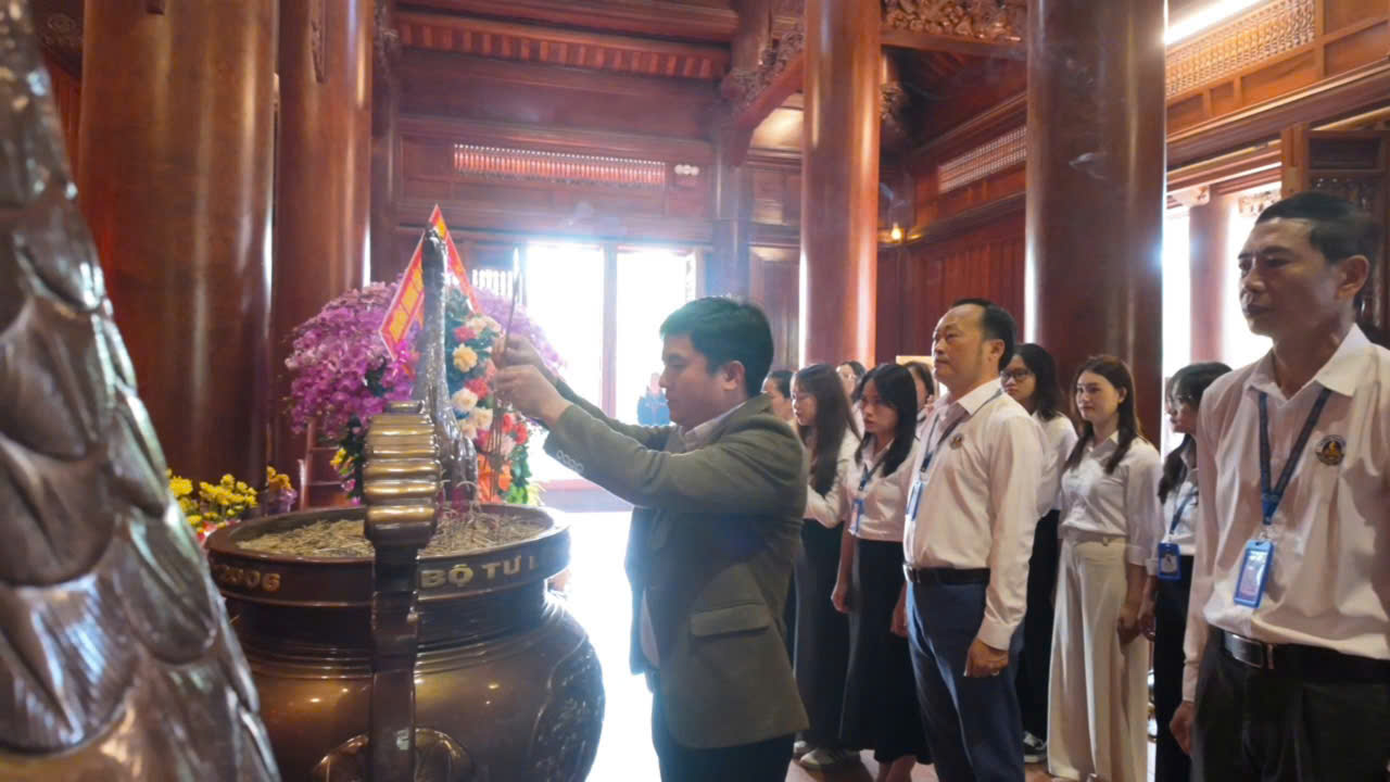 Trường Trung cấp Nguyễn Tất Thành thành kính dâng hương tưởng niệm Chủ tịch Hồ Chí Minh tại Khu di tích Kim Liên