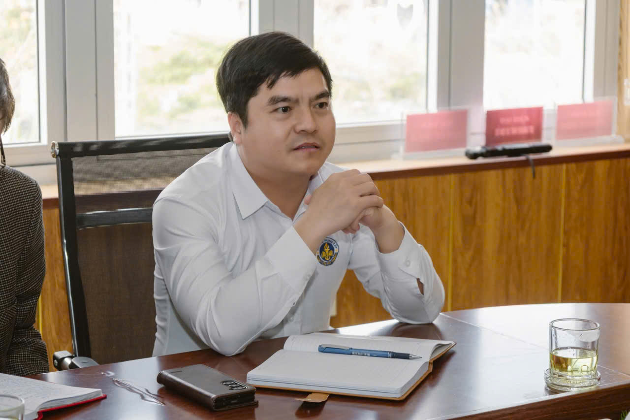 Thầy Lê Văn Nguyên – Hiệu trưởng nhà trường