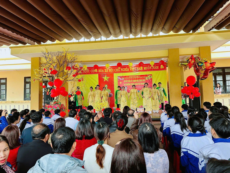 bên cạnh việc trang bị kiến thức và kỹ năng nghề nghiệp, sự quan tâm, sẻ chia và đồng hành cùng học sinh