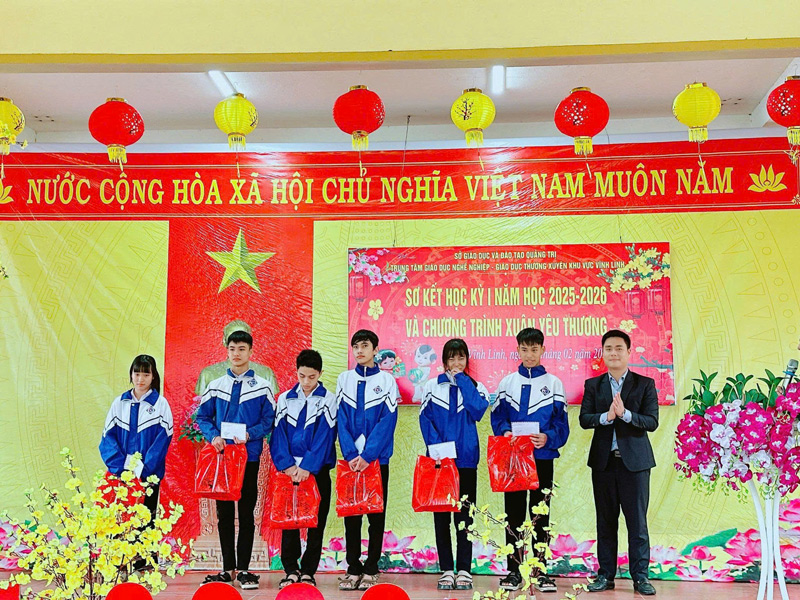 bên cạnh việc trang bị kiến thức và kỹ năng nghề nghiệp, sự quan tâm, sẻ chia và đồng hành cùng học sinh