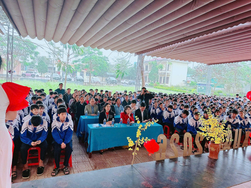 bên cạnh việc trang bị kiến thức và kỹ năng nghề nghiệp, sự quan tâm, sẻ chia và đồng hành cùng học sinh