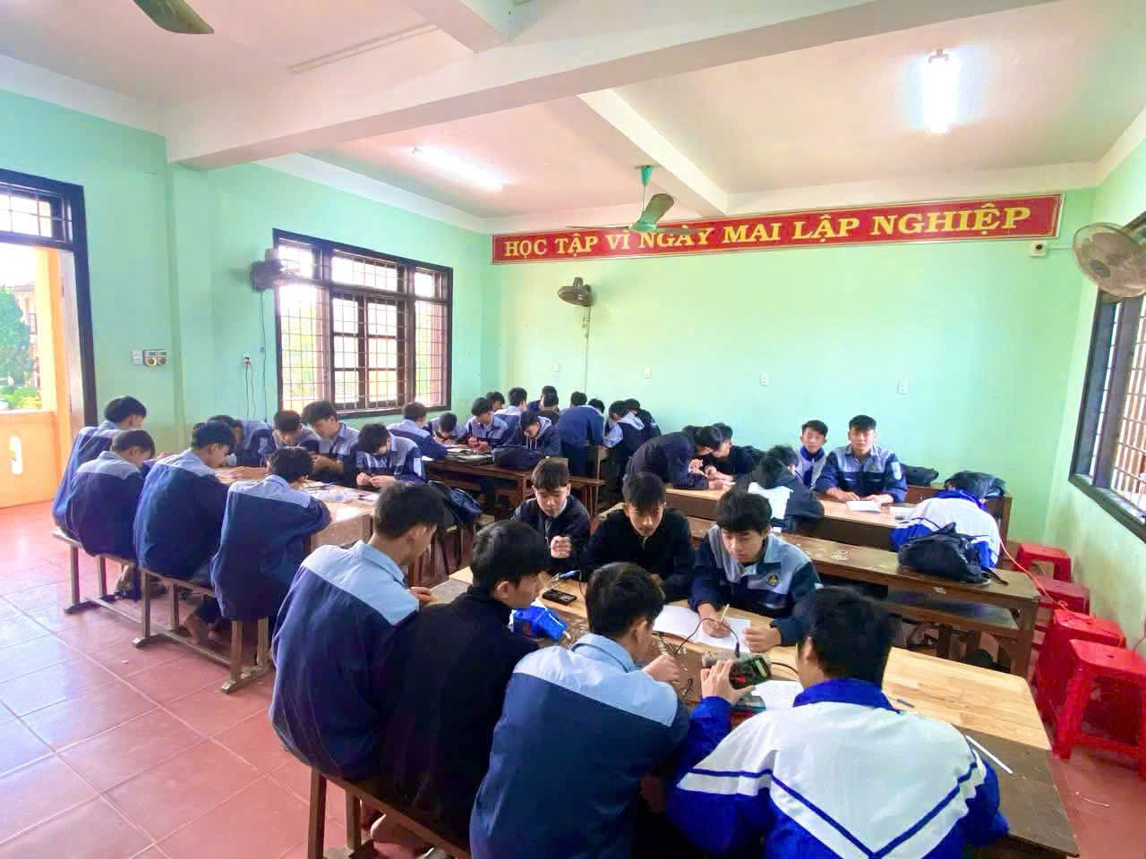 Học Trung Cấp Điện - Điện Tử: Vững Nghề, Sáng Tương Lai Tại Nguyễn Tất Thành