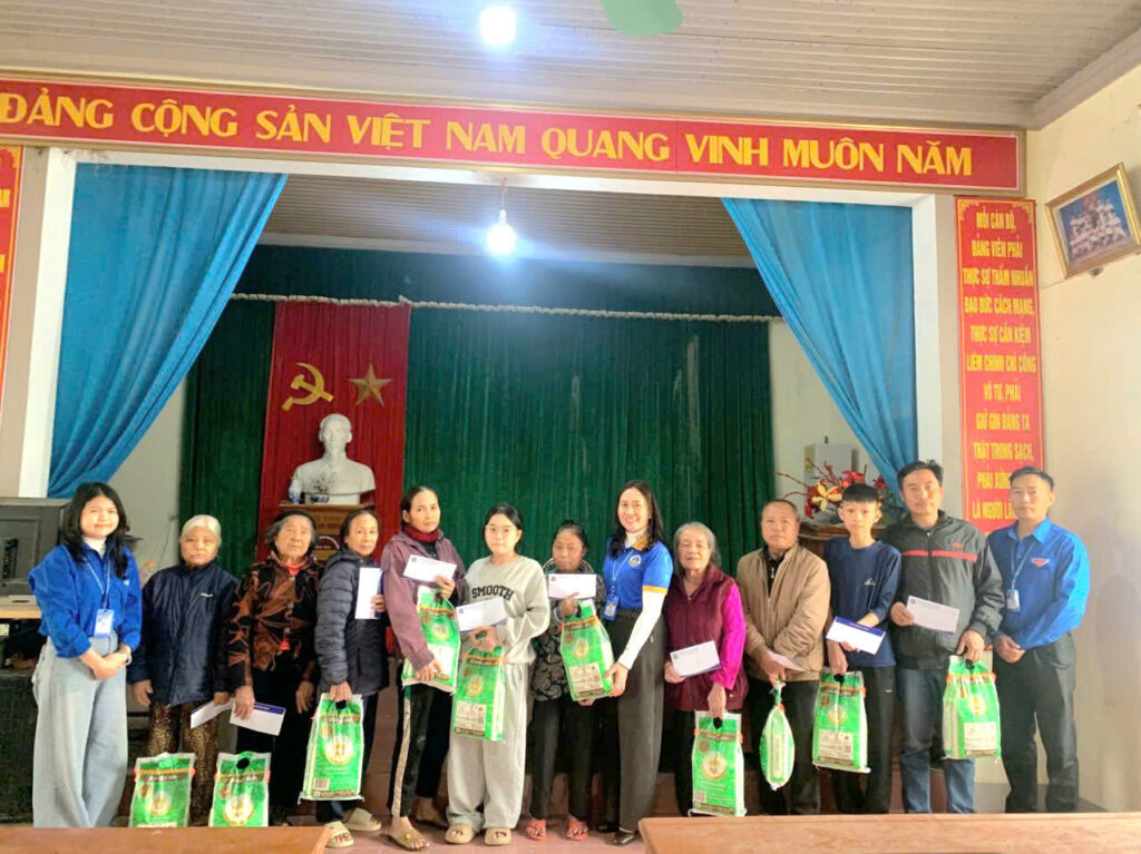 Trường Trung cấp Nguyễn Tất Thành tổ chức chương trình Tết Yêu Thương tại xã Vạn An, Nghệ An