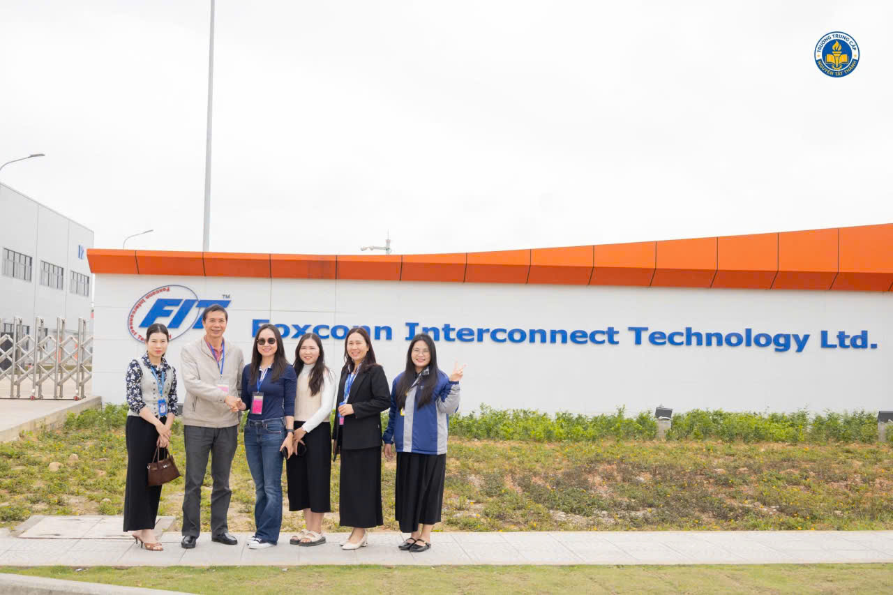 Đoàn công tác Trường Trung cấp Nguyễn Tất Thành tham quan và làm việc tại Công ty FIT – Foxconn Interconnect Technology