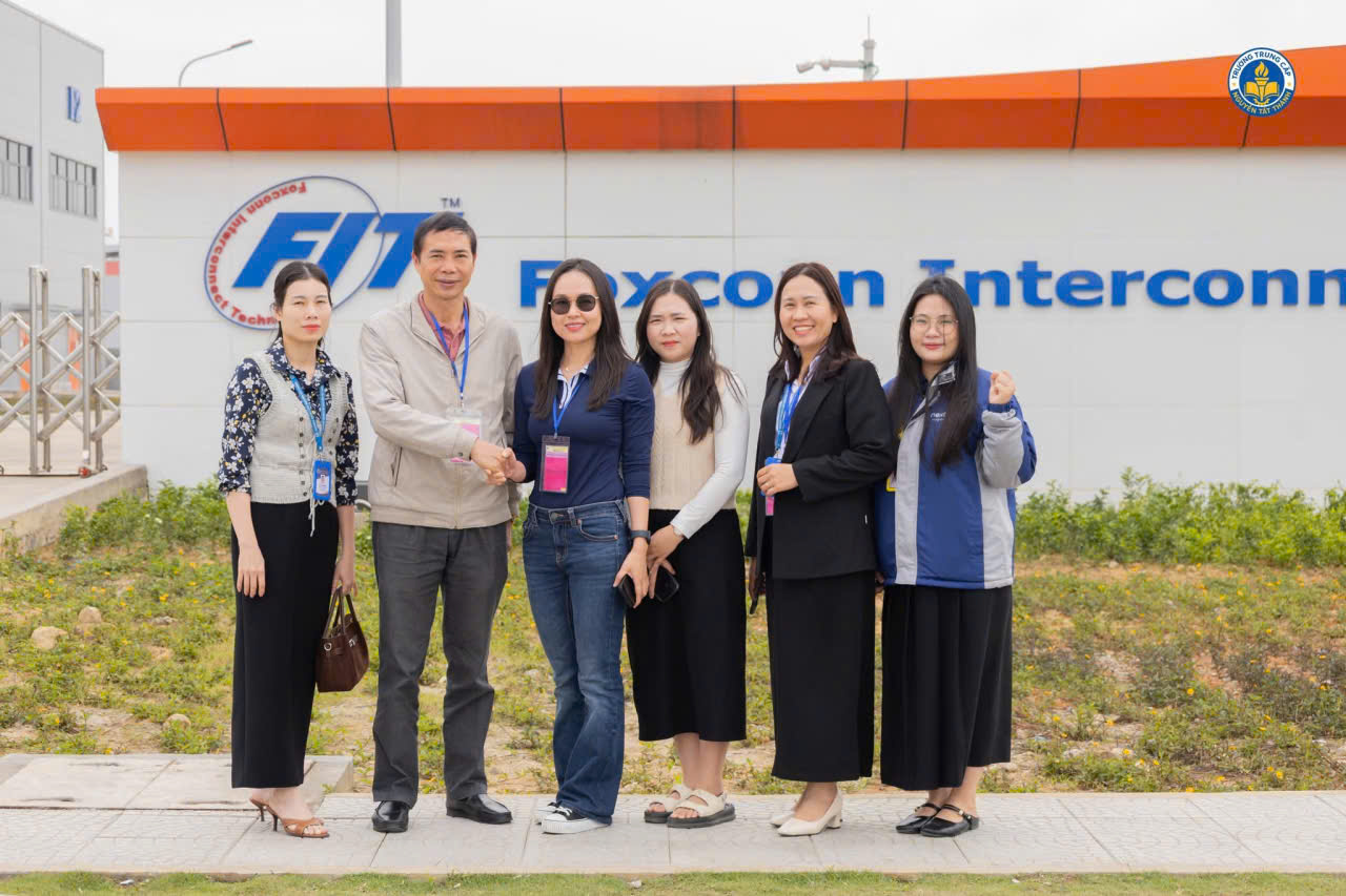 Đoàn công tác Trường Trung cấp Nguyễn Tất Thành tham quan và làm việc tại Công ty FIT – Foxconn Interconnect Technology