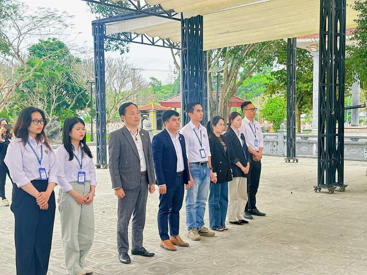 Dẫn đầu đoàn là Thầy Lê Văn Nguyên – Hiệu trưởng nhà trường