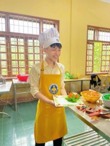 Các sản phẩm ẩm thực được thực hiện trực tiếp bởi học viên ngành Kỹ thuật chế biến món ăn trong quá trình học tập và thực hành tại trường. Thông qua việc tự tay chế biến, trình bày món ăn, học viên không chỉ nâng cao kỹ năng tay nghề mà còn rèn luyện tính sáng tạo, sự khéo léo và tác phong làm việc chuyên nghiệp, sẵn sàng đáp ứng nhu cầu thực tế của ngành dịch vụ ẩm thực.