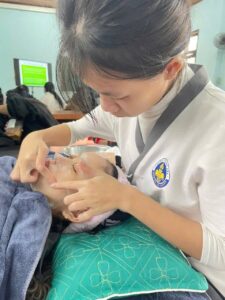 Hình ảnh học sinh Trường Trung cấp Nguyễn Tất Thành thực hành chăm sóc sắc đẹp trong môi trường hiện đại, trang thiết bị đầy đủ, giúp nâng cao tay nghề và kỹ năng chuyên môn ngay khi còn trên ghế nhà trường.