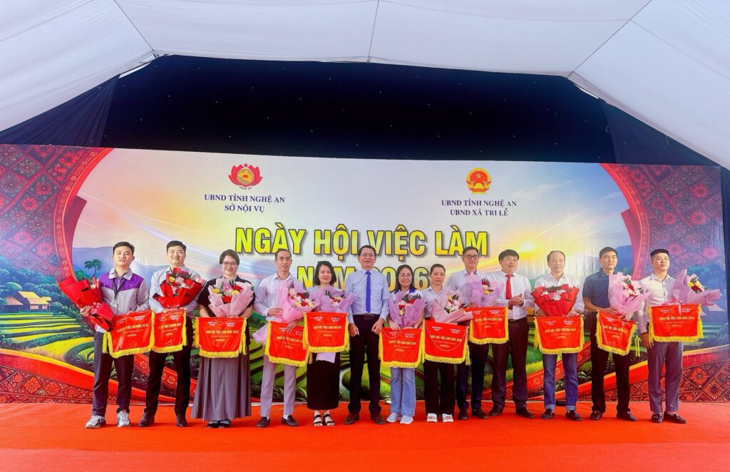 Trường Trung cấp Nguyễn Tất Thành ký kết hợp tác với doanh nghiệp nhằm tăng cường đào tạo thực hành, thực tập và hỗ trợ việc làm cho học viên sau khi tốt nghiệp tại Ngày hội việc làm năm 2026 ở xã Tri Lễ, Nghệ An.