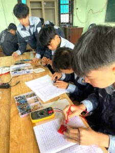 Hình ảnh tiết thực hành điện – điện tử với học sinh trực tiếp lắp ráp mạch, đo kiểm linh kiện bằng thiết bị chuyên dụng. Chương trình đào tạo chú trọng thực hành, giúp học sinh vững tay nghề và sẵn sàng làm việc sau khi tốt nghiệp.