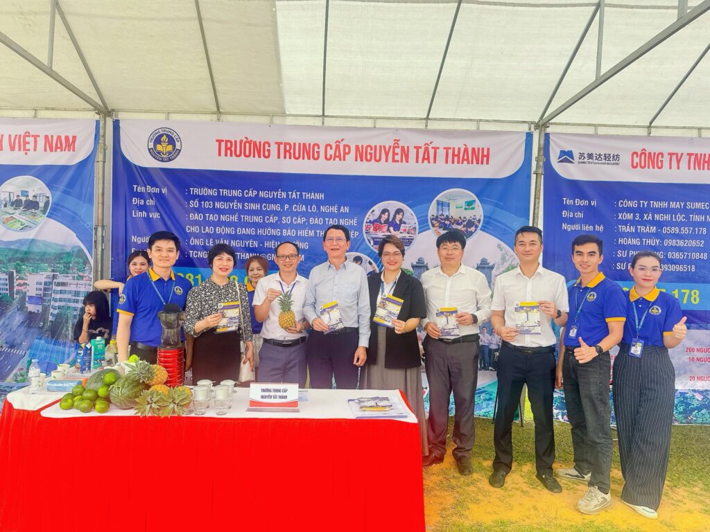 Lãnh đạo Sở Nội vụ Nghệ An và UBND xã Tri Lễ chụp ảnh lưu niệm tại gian hàng Trường Trung cấp Nguyễn Tất Thành trong khuôn khổ Ngày hội việc làm 2026.