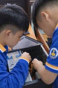 Hình ảnh học sinh thực hành công nghệ thông tin với kỹ năng lắp ráp, kiểm tra và sửa chữa máy tính. Chương trình đào tạo chú trọng thực hành, giúp học sinh thành thạo kỹ năng và sẵn sàng làm việc sau khi tốt nghiệp.