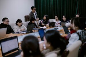 Học viên ngành Ứng dụng Trí tuệ Nhân tạo (AI) trực tiếp thao tác trên các công cụ công nghệ hiện đại. Chương trình chú trọng kỹ năng thực hành, giúp học viên làm chủ các giải pháp AI trong công việc và đời sống, đáp ứng nhu cầu nhân lực chất lượng cao trong kỷ nguyên số.