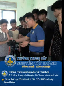 Khám phá tiết học thực hành ngành Công nghệ Truyền thông. Học viên được hướng dẫn trực tiếp về kỹ thuật sử dụng máy quay, góc máy và quy trình sản xuất video chuyên nghiệp. Môi trường đào tạo thực tế giúp học viên vững tay nghề, sẵn sàng cho sự nghiệp truyền thông đa phương tiện.