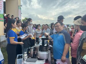 Hình ảnh ghi lại buổi học thực hành của học sinh với sự hướng dẫn trực tiếp từ giảng viên. Các em chủ động tham gia vào từng công đoạn, từ tiếp nhận kiến thức đến áp dụng vào sản phẩm cụ thể. Việc học đi đôi với hành giúp học sinh nhanh chóng nắm vững kỹ năng, tự tin hơn trong quá trình học tập cũng như khi bước vào môi trường làm việc thực tế.