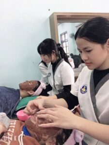 Hình ảnh học sinh ngành Chăm sóc sắc đẹp tại Trường Trung cấp Nguyễn Tất Thành (Nghệ An) đang thực hành quy trình chăm sóc da mặt và đắp mặt nạ chuẩn Spa, thể hiện kỹ năng tay nghề vững chắc và tác phong chuyên nghiệp.