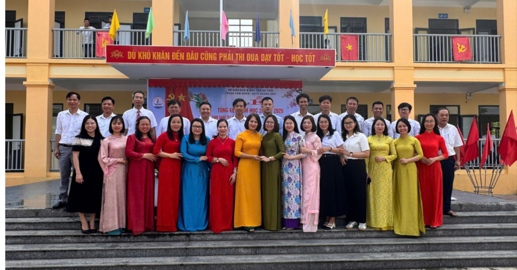 Hình ảnh đại diện Trường Trung cấp Nguyễn Tất Thành tham dự và chụp ảnh lưu niệm cùng Trung tâm GDNN – GDTX Hương Sơn, Hương Khê – Hà Tĩnh trong chương trình Lễ Tổng kết năm học và trao học bổng cho học sinh, góp phần tăng cường hợp tác giáo dục nghề nghiệp và định hướng học nghề cho học sinh sau THCS, THPT.