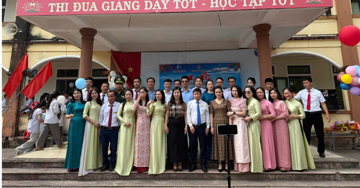 Hình ảnh đại diện Trường Trung cấp Nguyễn Tất Thành tham dự và chụp ảnh lưu niệm cùng Trung tâm GDNN – GDTX Hương Khê, Hà Tĩnh trong chương trình Lễ Tổng kết năm học và trao học bổng cho học sinh, góp phần tăng cường hợp tác giáo dục nghề nghiệp và định hướng học nghề cho học sinh sau THCS, THPT.