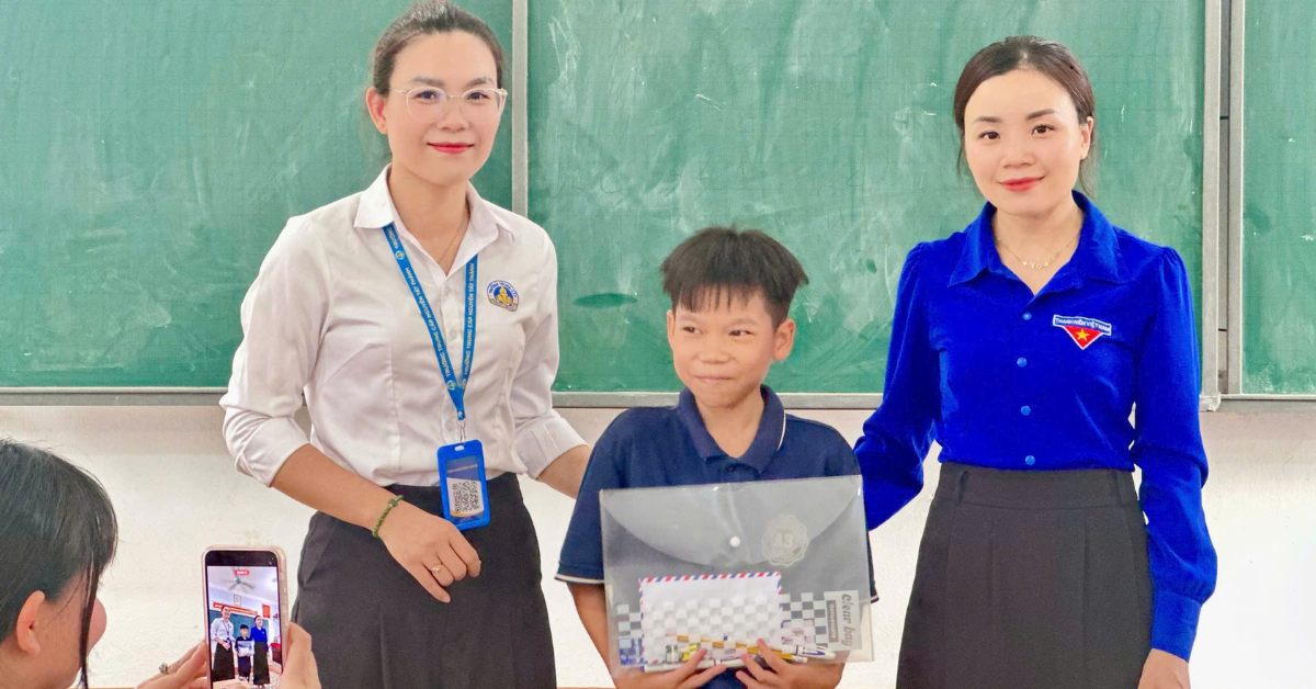 Trao học bổng tiếp sức học Trường Trung cấp Nguyễn Tất Thành phối hợp Đoàn xã Quỳ Châu trao học bổng cho học sinh khó khăn học giỏi trước kỳ thi vào lớp 10, lan tỏa yêu thương và tiếp sức đến trường.