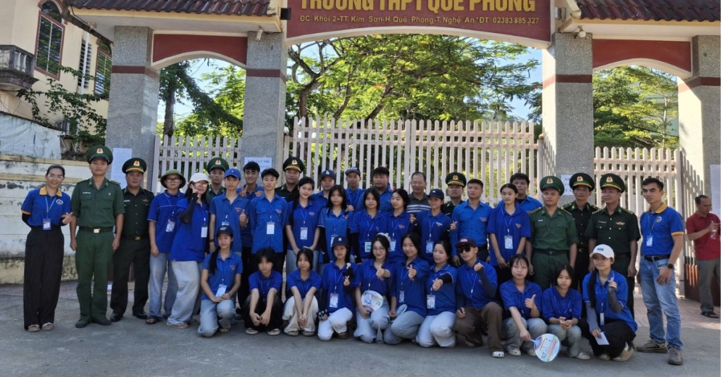 Đại diện Trường Trung cấp Nguyễn Tất Thành và các đơn vị phối hợp chụp ảnh lưu niệm trong chương trình tiếp sức mùa thi với nhiều hoạt động ý nghĩa dành cho học sinh.