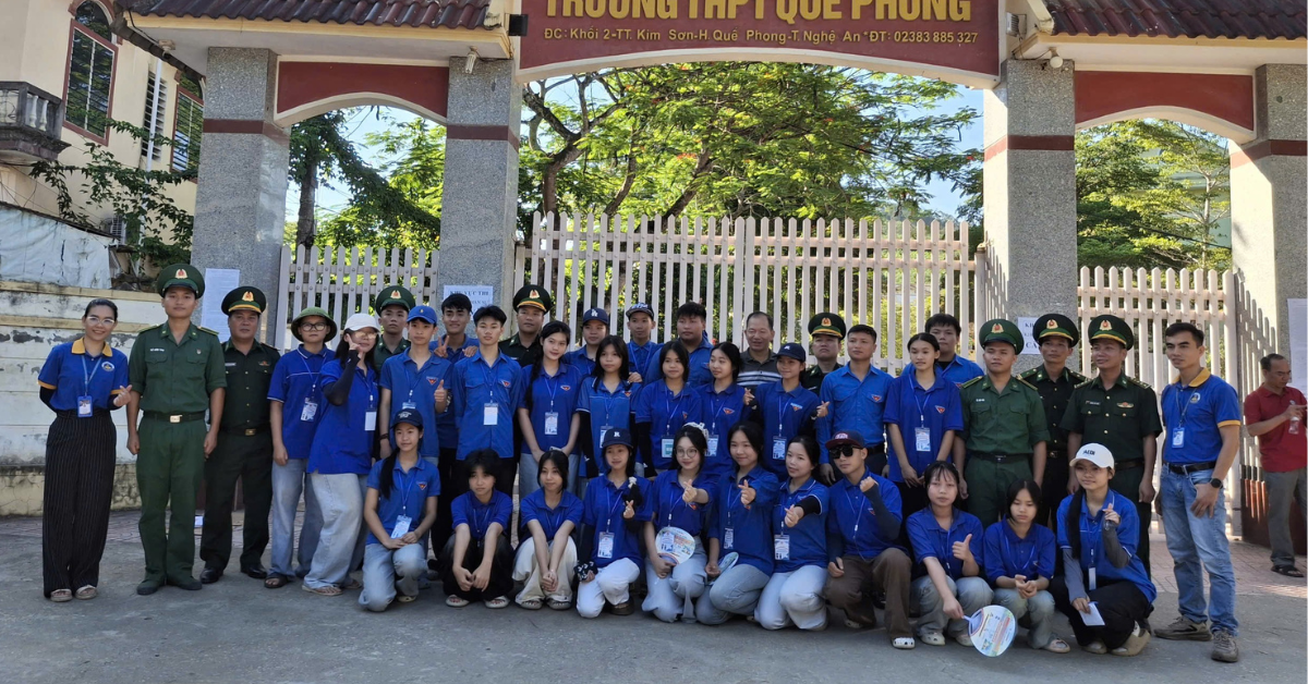 Đại diện Trường Trung cấp Nguyễn Tất Thành và các đơn vị phối hợp chụp ảnh lưu niệm trong chương trình tiếp sức mùa thi với nhiều hoạt động ý nghĩa dành cho học sinh.