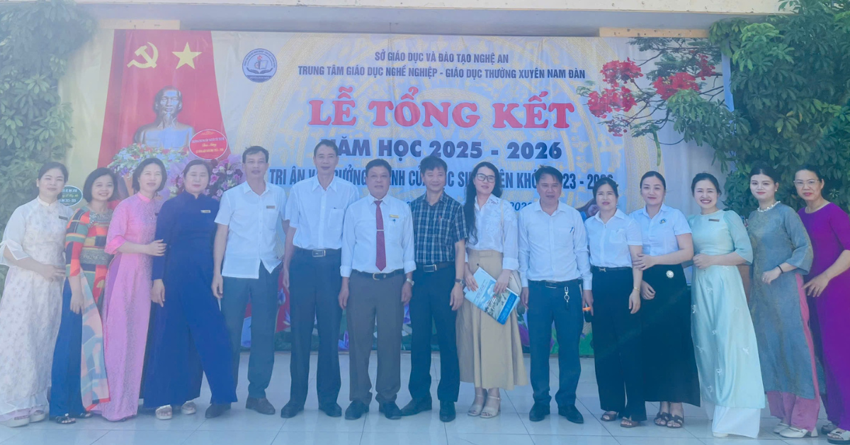 Trường Trung cấp Nguyễn Tất Thành tham dự lễ tổng kết năm học tại Trung tâm GDNN - GDTX Nam Đàn, khẳng định hiệu quả mô hình liên kết đào tạo hệ song bằng.