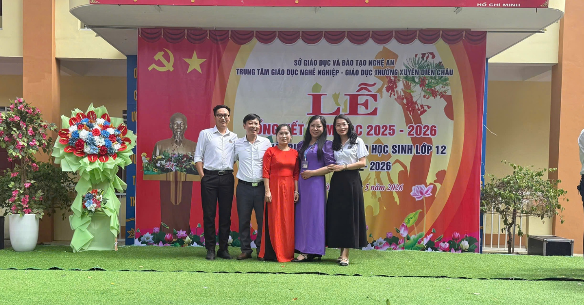 Chung tay phát triển giáo dục nghề nghiệp — Đại diện Trường Trung cấp Nguyễn Tất Thành và Trung tâm GDNN-GDTX Diễn Châu chụp ảnh lưu niệm sau buổi lễ tổng kết năm học.