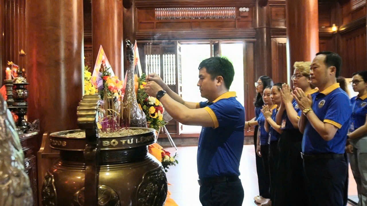 Trong không khí trang nghiêm và thành kính, thầy Lê Văn Nguyên – Hiệu trưởng Trường Trung cấp Nguyễn Tất Thành cùng tập thể cán bộ, giáo viên, nhân viên nhà trường đã tổ chức lễ dâng hương tại Khu Di tích Kim Liên, quê hương Chủ tịch Hồ Chí Minh. Hoạt động nhằm tưởng nhớ công lao to lớn của Bác Hồ kính yêu, đồng thời giáo dục truyền thống yêu nước, tinh thần trách nhiệm và khát vọng cống hiến trong sự nghiệp giáo dục nghề nghiệp.