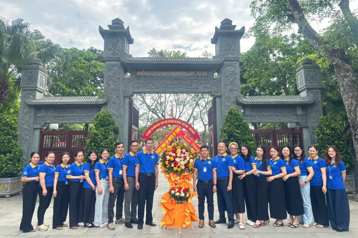 Tập thể cán bộ, giáo viên và nhân viên Trường Trung cấp Nguyễn Tất Thành thành kính dâng hương tại Khu Di tích Kim Liên – quê hương Chủ tịch Hồ Chí Minh. Hoạt động thể hiện lòng biết ơn sâu sắc đối với vị lãnh tụ kính yêu của dân tộc, đồng thời giáo dục truyền thống yêu nước, tinh thần đoàn kết và trách nhiệm trong công tác giáo dục nghề nghiệp.