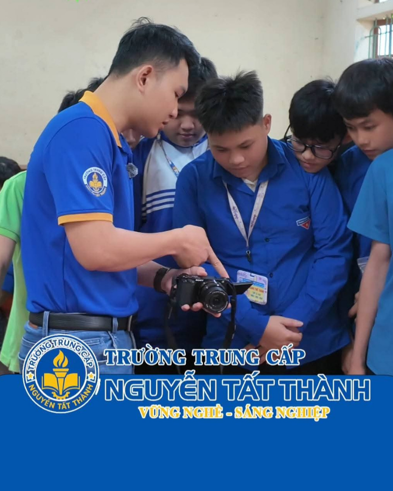 Hình ảnh thầy Nguyễn Minh Bách giảng dạy môn Công nghệ Truyền thông tại Trường Trung cấp Nguyễn Tất Thành. Tiết học mang đến cho học sinh kiến thức thực tiễn về truyền thông số, sáng tạo nội dung và kỹ năng ứng dụng công nghệ trong thời đại chuyển đổi số.