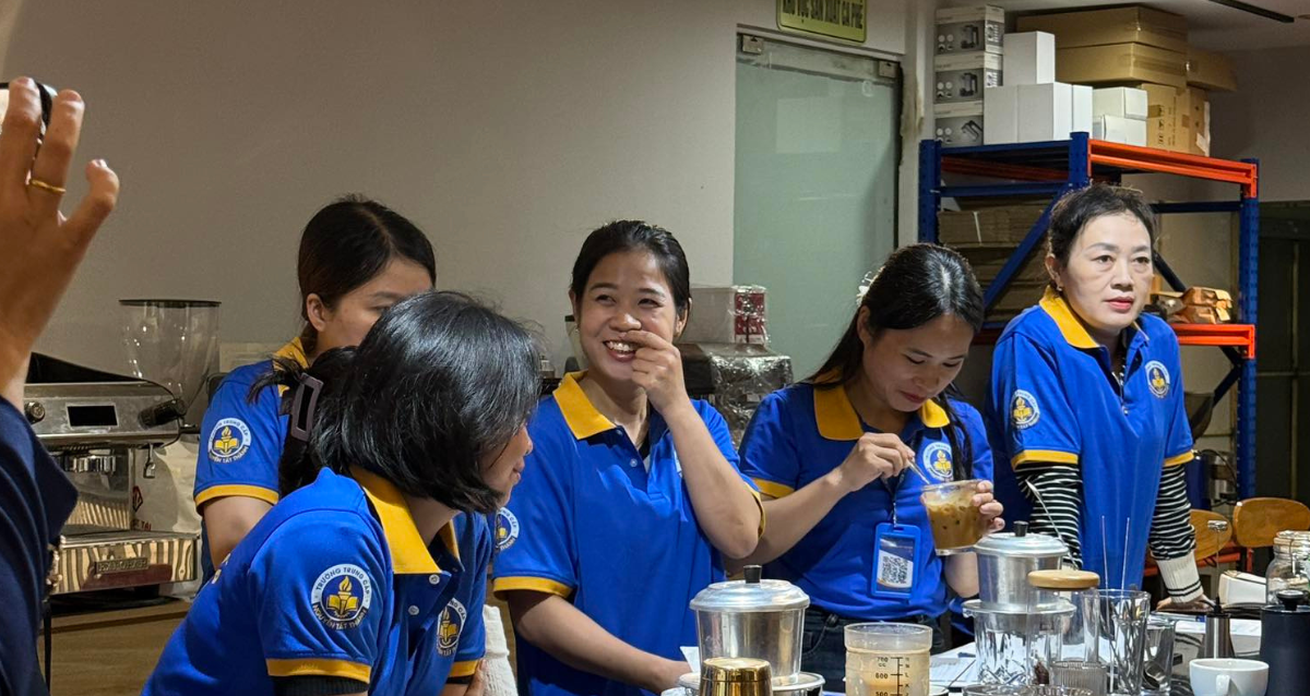 Học viên ngành Kỹ thuật pha chế đồ uống tại Trường Trung cấp Nguyễn Tất Thành được thực hành thường xuyên với trang thiết bị hiện đại, trực tiếp tạo ra các sản phẩm đồ uống chuyên nghiệp, nâng cao tay nghề và sẵn sàng làm việc ngay sau khi tốt nghiệp.