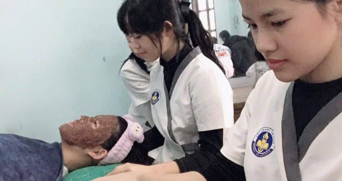 Học viên ngành Chăm sóc sắc đẹp Trường Trung cấp Nguyễn Tất Thành thực hành chăm sóc da mặt với trang thiết bị hiện đại, được rèn luyện kỹ năng chuyên môn bài bản, nâng cao tay nghề và sẵn sàng làm việc trong lĩnh vực làm đẹp sau khi tốt nghiệp.