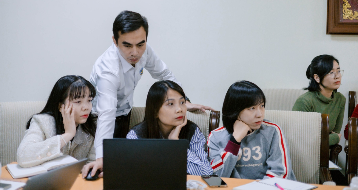 Học viên ngành Hành chính văn phòng tại Trường Trung cấp Nguyễn Tất Thành được hướng dẫn ứng dụng trí tuệ nhân tạo (AI) vào công tác văn phòng, nâng cao kỹ năng số, tăng hiệu quả xử lý công việc và đáp ứng yêu cầu của doanh nghiệp trong thời đại chuyển đổi số.