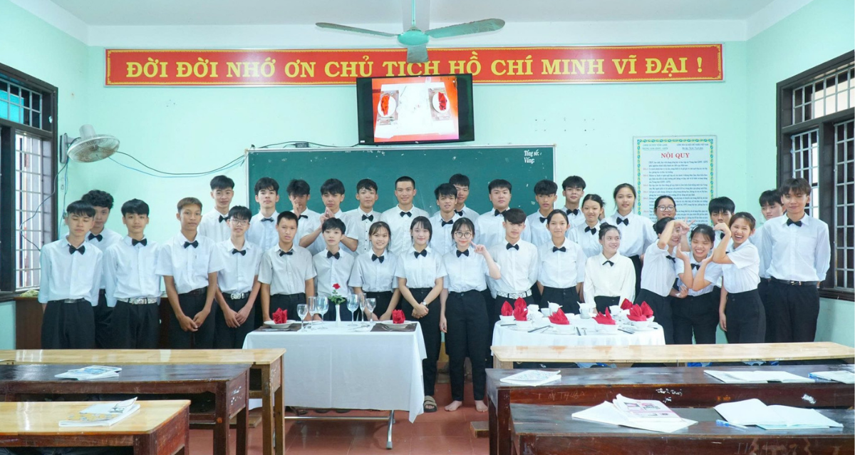 Học viên Trường Trung cấp Nguyễn Tất Thành thực hành nghiệp vụ nhà hàng – khách sạn trong môi trường chuyên nghiệp, được rèn luyện kỹ năng phục vụ, chăm sóc khách hàng và tác phong nghề nghiệp, sẵn sàng đáp ứng nhu cầu tuyển dụng của doanh nghiệp.