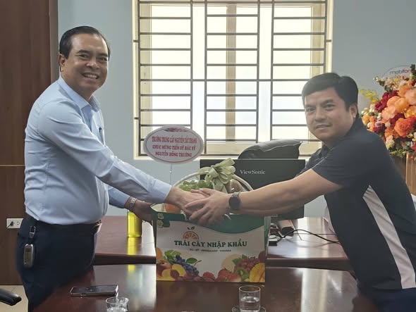 Thầy Lê Văn Nguyên - Hiệu trưởng Trường Trung cấp Nguyễn Tất Thành chúc mừng TS.BSCKII Nguyễn Hồng Trường được bổ nhiệm Giám đốc Bệnh viện Đa khoa Nghệ An.