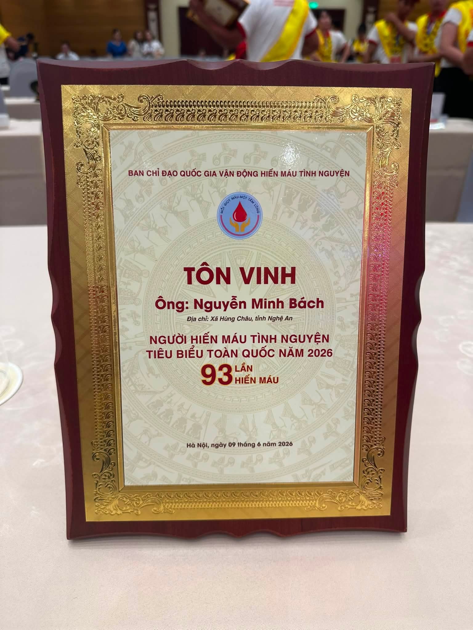 Biểu trưng tôn vinh Thầy Nguyễn Minh Bách là Người hiến máu tình nguyện tiêu biểu toàn quốc năm 2026 với thành tích 93 lần hiến máu