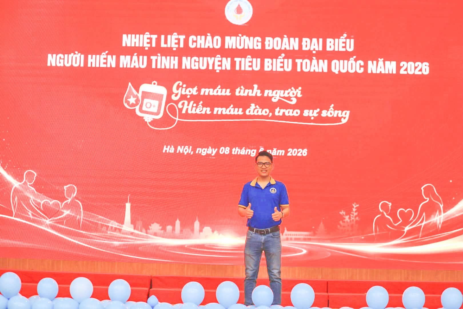 Thầy Nguyễn Hoành Bách giảng viên Trường Trung cấp Nguyễn Tất Thành được vinh danh hiến máu tình nguyện