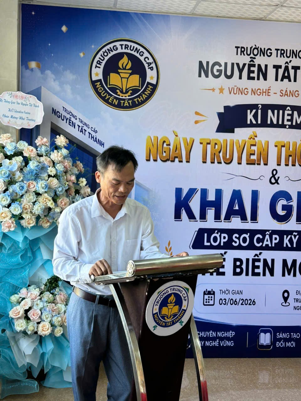 Ông Uông Hữu Phú – phòng GDNN-GDTX, Sở GD&ĐT Nghệ An phát biểu chúc mừng và định hướng cho lớp học nghề kỹ thuật chế biến món ăn khóa mới.