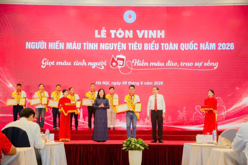 Thầy Nguyễn Minh Bách giảng viên Trường Trung cấp Nguyễn Tất Thành chụp ảnh lưu niệm cùng Chủ tịch Quốc hội Trần Thanh Mẫn tại Lễ tôn vinh đại biểu hiến máu tiêu biểu toàn quốc năm 2026