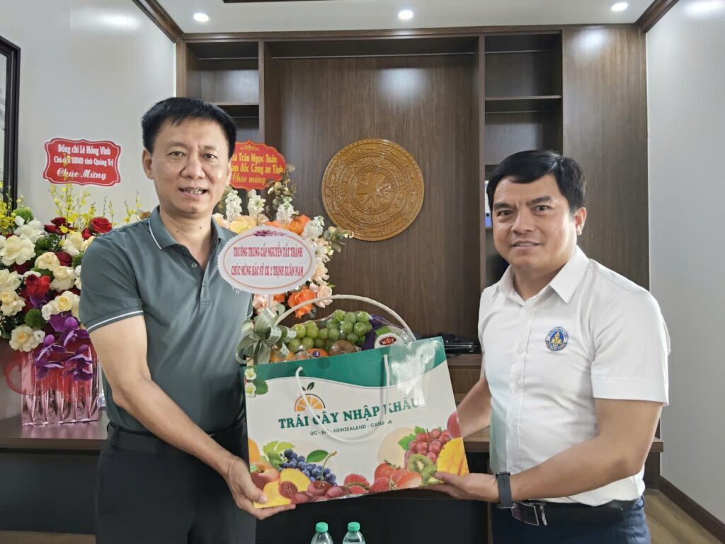 Thầy Lê Văn Nguyên – Hiệu trưởng Trường Trung cấp Nguyễn Tất Thành tặng hoa chúc mừng BSCKII Trịnh Xuân Nam nhận chức Giám đốc Bệnh viện Đa khoa Thành phố Vinh.