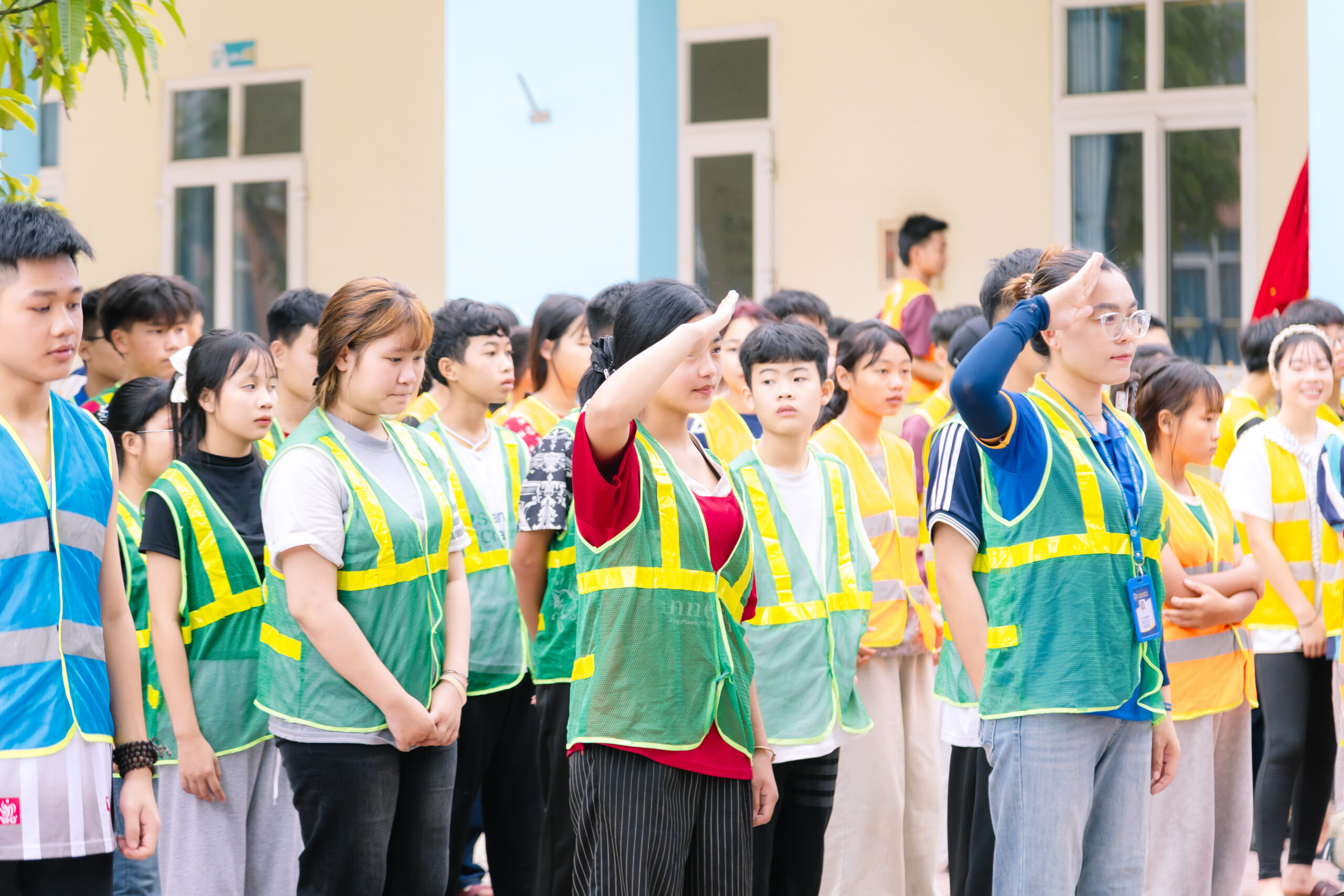 Các tân học sinh Trường Trung cấp Nguyễn Tất Thành đồng lòng hô vang quyết tâm sẵn sàng bước vào thử thách kỹ năng sinh tồn