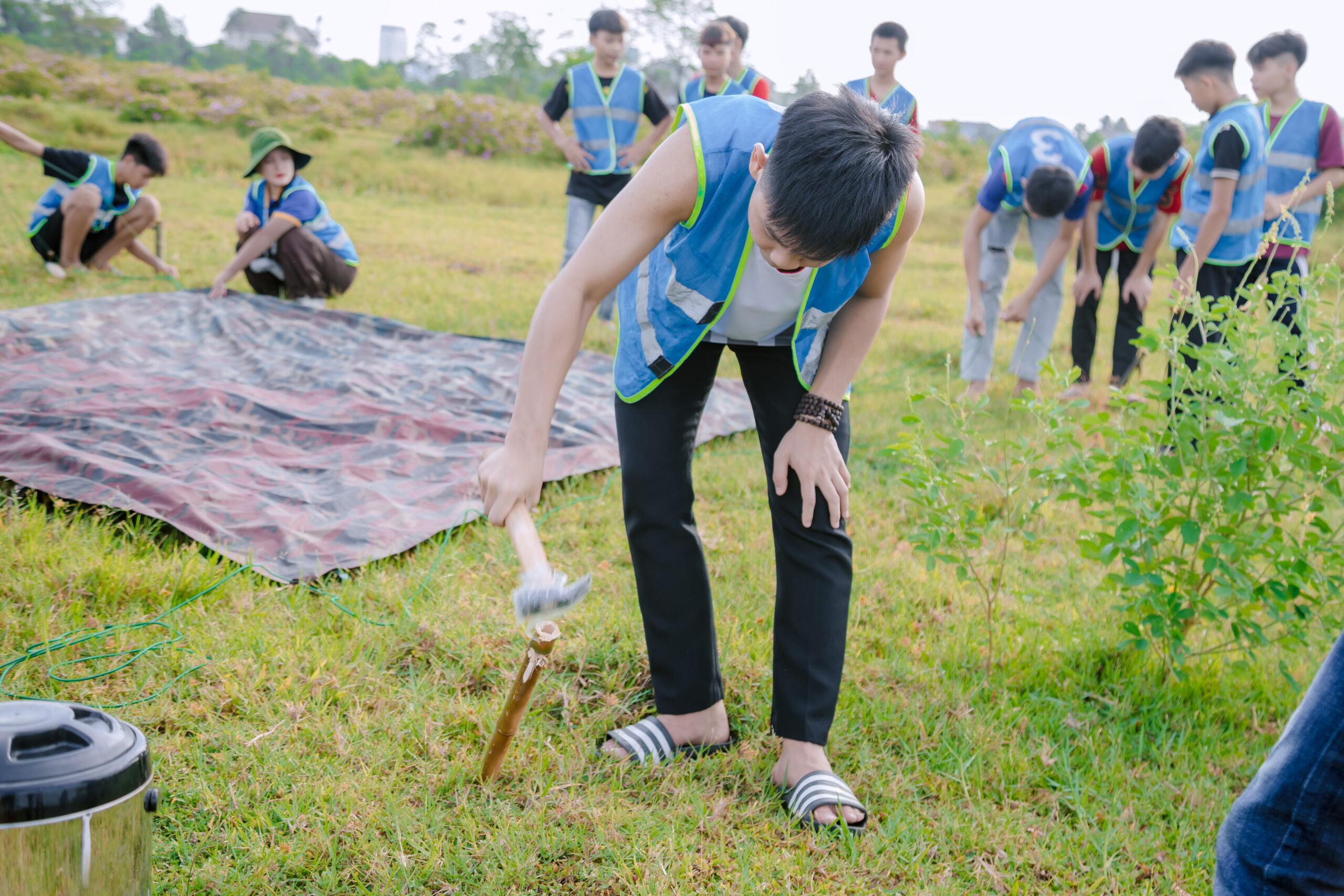 Các bạn học sinh Trường Trung cấp Nguyễn Tất Thành hào hứng tự tay thực