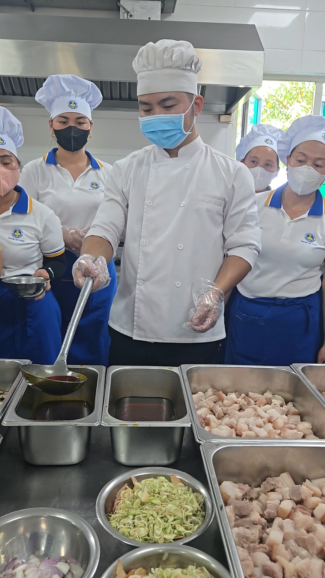 Đội ngũ giảng viên giàu kinh nghiệm tại Trường Trung cấp Nguyễn Tất Thành tận tình hướng dẫn học sinh ngành Chế biến món ăn trong từng buổi thực hành. Phương pháp đào tạo cầm tay chỉ việc giúp học sinh nâng cao tay nghề, phát triển kỹ năng chuyên môn và tự tin đáp ứng yêu cầu của doanh nghiệp sau khi tốt nghiệp.