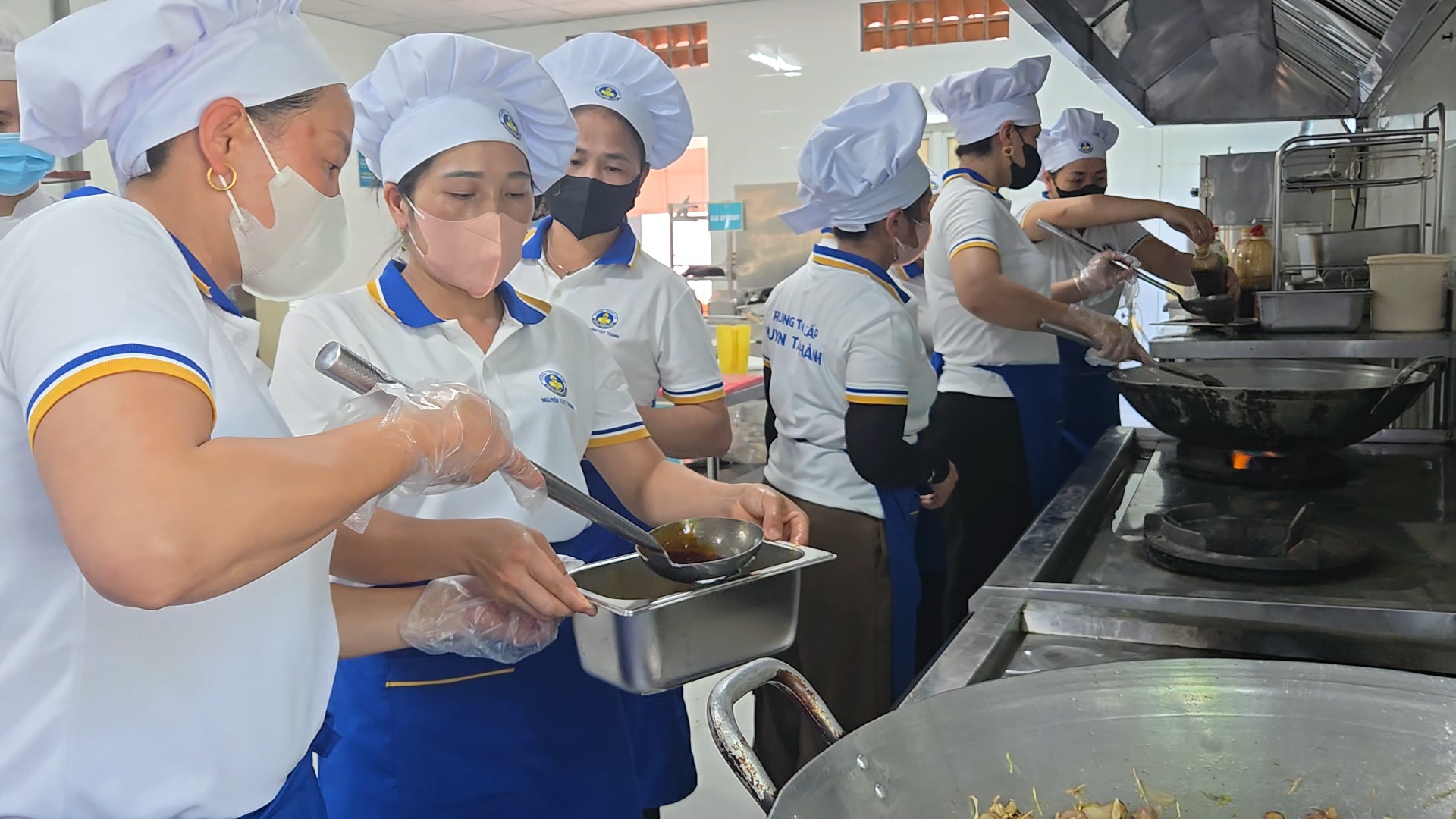 Hình ảnh học sinh Trường Trung cấp Nguyễn Tất Thành tự tay sơ chế nguyên liệu và chế biến món ăn trong giờ thực hành ngành Chế biến món ăn. Chương trình đào tạo chú trọng thực hành, giúp học sinh thành thạo kỹ năng, tích lũy kinh nghiệm thực tế và đáp ứng yêu cầu của doanh nghiệp sau khi tốt nghiệp.