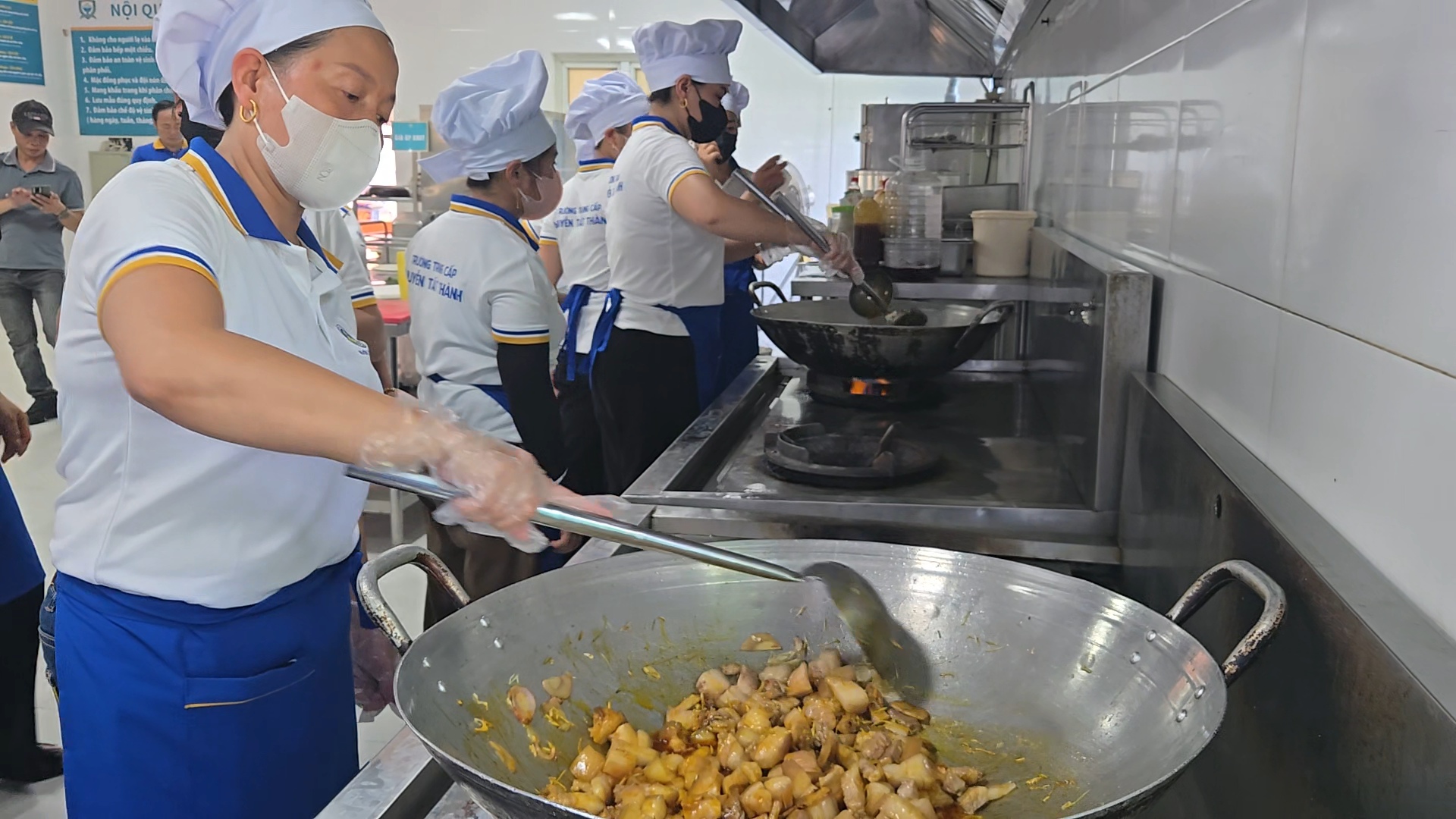 Hình ảnh học sinh Trường Trung cấp Nguyễn Tất Thành tự tay sơ chế nguyên liệu và chế biến món ăn trong giờ thực hành ngành Chế biến món ăn. Chương trình đào tạo chú trọng thực hành, giúp học sinh thành thạo kỹ năng, tích lũy kinh nghiệm thực tế và đáp ứng yêu cầu của doanh nghiệp sau khi tốt nghiệp.