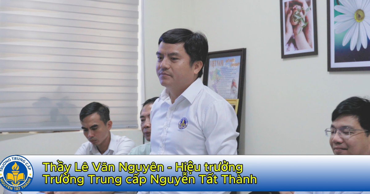 Thầy Lê Văn Nguyên Hiệu trưởng Trường Trung cấp Nguyễn Tất Thành phát biểu tại buổi làm việc với UBND xã Tam Quang