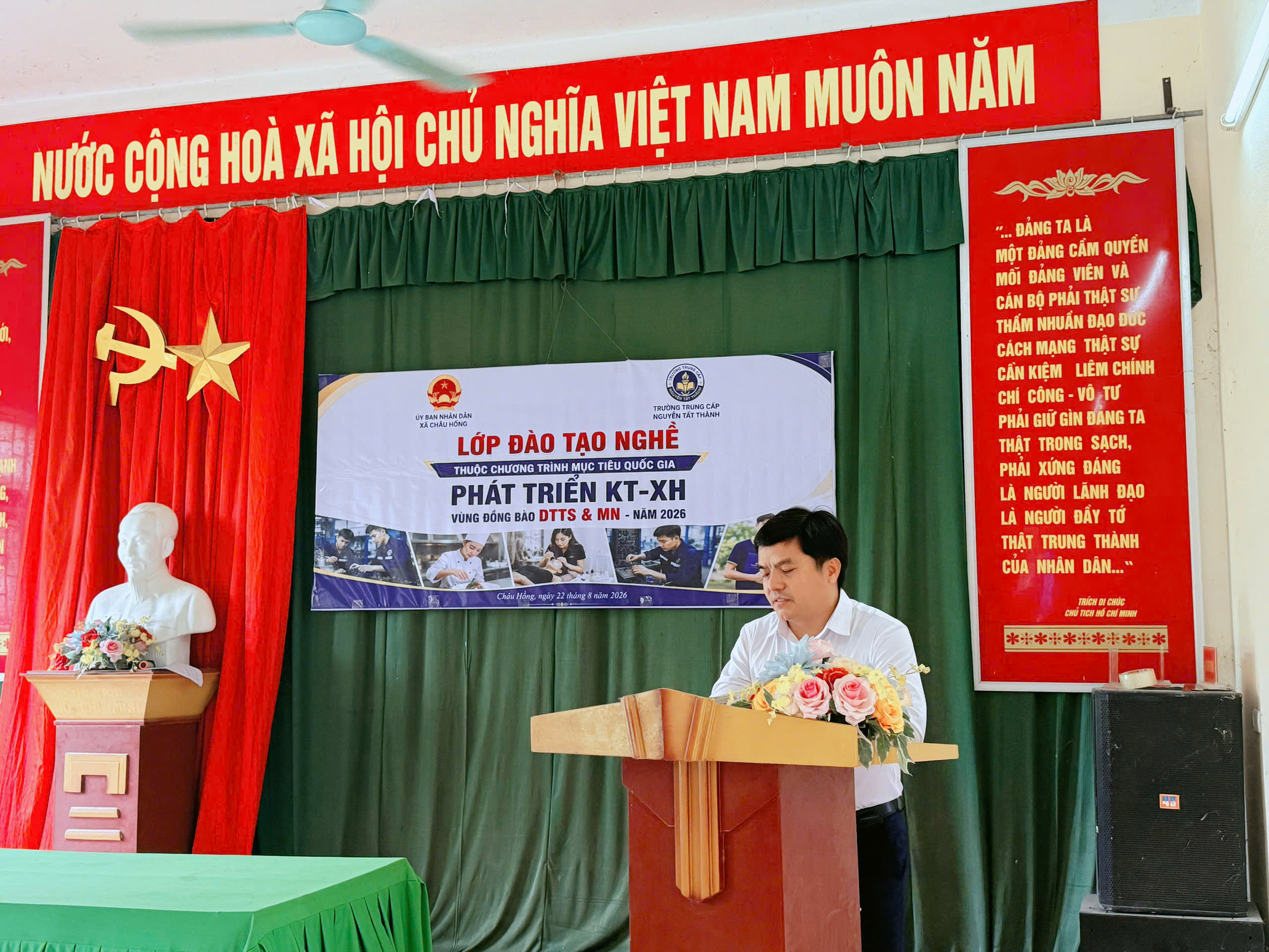 thay-hieu-truong-le-van-nguyen-phat-bieu-khai-giang-nghe-chau-hong.jpg